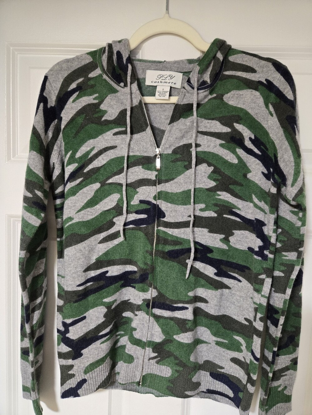 NWOT Womens cashmere Gray & Green Camo Zip-Up Hoodie